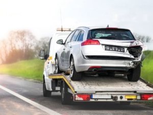 4 Tips for How to Know When to Handle Roadside Trouble Yourself and When to Call a Tow Company